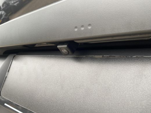 Toyota Urban Cruiser Dynamic 61 kWh | Nieuwe auto | Direct uit voorraad leverbaar | ActivLease financial lease