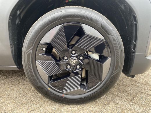 Toyota Urban Cruiser Dynamic 61 kWh | Nieuwe auto | Direct uit voorraad leverbaar | ActivLease financial lease