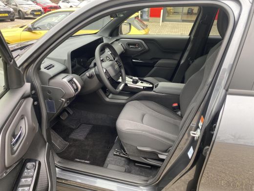 Toyota Urban Cruiser Dynamic 61 kWh | Nieuwe auto | Direct uit voorraad leverbaar | ActivLease financial lease