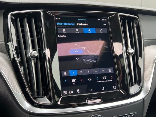 Volvo  V60 T6 Plug-in hybrid AWD Ultra Dark | Panoramadak | Trekhaak | Camera | Adaptieve cruise control | H... ActivLease financial lease