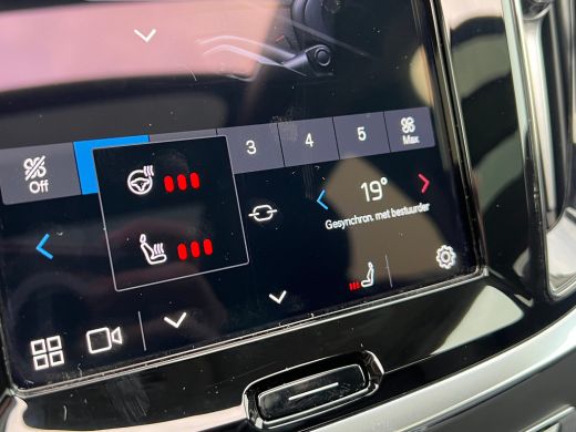 Volvo  V60 T6 Plug-in hybrid AWD Ultra Dark | Panoramadak | Trekhaak | Camera | Adaptieve cruise control | H... ActivLease financial lease