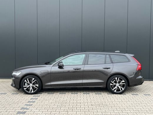 Volvo  V60 T6 Plug-in hybrid AWD Ultra Dark | Panoramadak | Trekhaak | Camera | Adaptieve cruise control | H... ActivLease financial lease