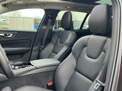 Volvo  V60 T6 Plug-in hybrid AWD Ultra Dark | Panoramadak | Trekhaak | Camera | Adaptieve cruise control | H... ActivLease financial lease