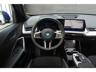 BMW iX1 eDrive20 High Executive M Sport Automaat / Trekhaak / Sportstoelen / M Adaptief onderstel / Comfo...
