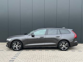 Volvo  V60 T6 Plug-in hybrid AWD Ultra Dark | Panoramadak | Trekhaak | Camera | Adaptieve cruise control | H...