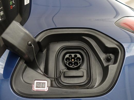 Opel Corsa-e Elegance 50 kWh | SOH 90% | 3 Fase | Camera | Warmtepomp | Carplay | Dodehoek detectie | Parkeerh... ActivLease financial lease