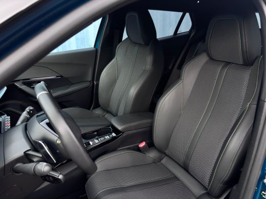 Peugeot 2008 1.2 Hybrid 136 GT | Achterbank in delen neerklapbaar | Achteruitrijcamera | Airco (automatisch) ActivLease financial lease