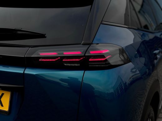 Peugeot 2008 1.2 Hybrid 136 GT | Achterbank in delen neerklapbaar | Achteruitrijcamera | Airco (automatisch) ActivLease financial lease