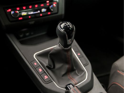 Seat Ibiza 1.0 TSI FR Intense Sport (APPLE CARPLAY, GROOT NAVI, CLIMATE, MODE KNOP, CAMERA, SPORTSTOELEN, GE... ActivLease financial lease