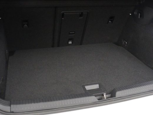 Volkswagen Golf 1.0 TSI Life | Carplay | Sfeerverlichting | Adaptive cruise | Navigatie | Parkeerhulp | Climate c... ActivLease financial lease