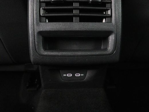 Volkswagen Golf 1.0 TSI Life | Carplay | Sfeerverlichting | Adaptive cruise | Navigatie | Parkeerhulp | Climate c... ActivLease financial lease