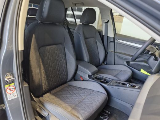 Volkswagen Golf Life Edition 1.5 eHybrid 204 PK | Stoelverwarming | Automaat | Sfeerverlichting | 17'' velgen | ActivLease financial lease