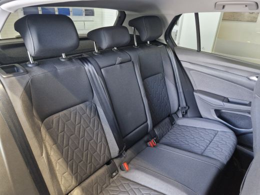 Volkswagen Golf Life Edition 1.5 eHybrid 204 PK | Stoelverwarming | Automaat | Sfeerverlichting | 17'' velgen | ActivLease financial lease