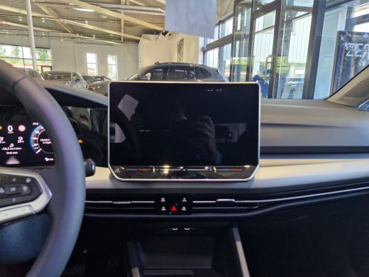 Volkswagen Golf Life Edition 1.5 eHybrid 204 PK | Stoelverwarming | Automaat | Sfeerverlichting | 17'' velgen | ActivLease financial lease