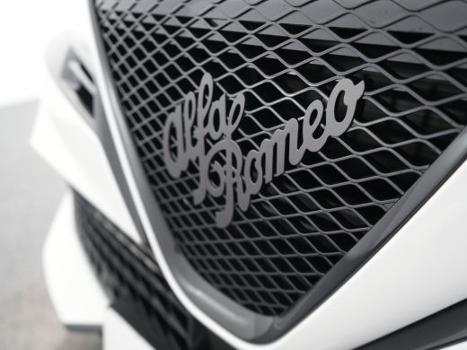 Alfa Romeo Junior Ibrida Sport Speciale, (2026) | Bi-color dak | Elektrisch bediend panoramisch schuifdak | Techno ... ActivLease financial lease