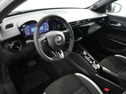 Alfa Romeo Junior Ibrida Sport Speciale, (2026) | Bi-color dak | Elektrisch bediend panoramisch schuifdak | Techno ... ActivLease financial lease