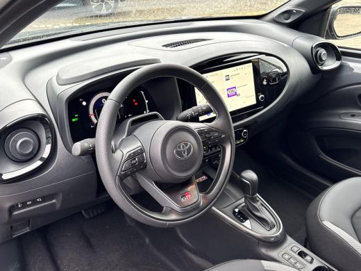 Toyota Aygo Hybrid 115 GR Sport **STORM GREY/ NIEUWE AUTO/ DIRECT LEVERBAAR** ActivLease financial lease