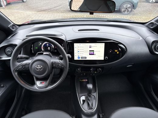 Toyota Aygo Hybrid 115 GR Sport **STORM GREY/ NIEUWE AUTO/ DIRECT LEVERBAAR** ActivLease financial lease
