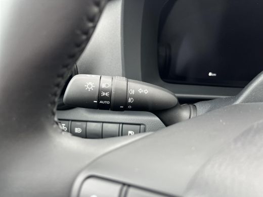 Toyota C-HR 1.8 Hybrid 140 Dynamic | Uit voorraad leverbaar | &euro; 2.000 extra inruilwaarde | ActivLease financial lease