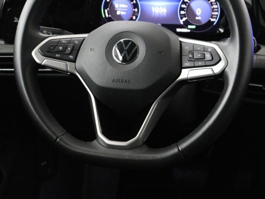 Volkswagen Golf 1.4 eHybrid Style | Head-Up | Stoelverwarming | Trekhaak | Sfeerverlichting | Massage | Camera | ... ActivLease financial lease