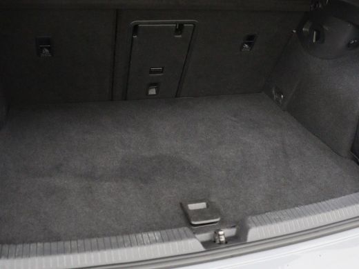 Volkswagen Golf 1.4 eHybrid Style | Head-Up | Stoelverwarming | Trekhaak | Sfeerverlichting | Massage | Camera | ... ActivLease financial lease