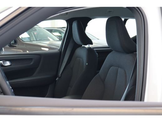 Volvo  XC40 Momentum Core T2 129PK Aut. | Climate Pack | Park Assist Pack | Apple Carplay ActivLease financial lease