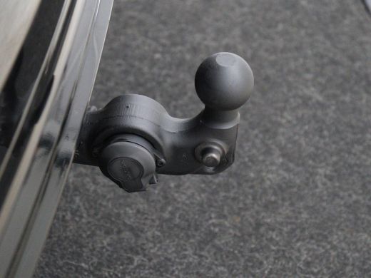 Volvo  XC60 2.0 T6 Plug-in hybrid AWD R-Design | Panoramadak | Trekhaak| Stoelverwarming | Camera | Adaptive ... ActivLease financial lease