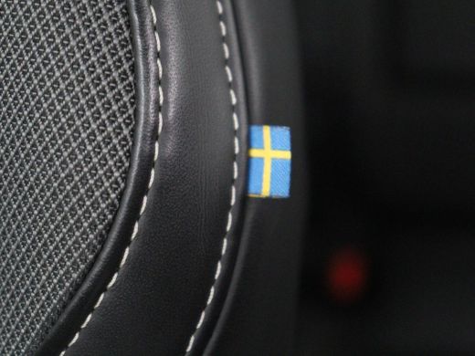 Volvo  XC60 2.0 T6 Plug-in hybrid AWD R-Design | Panoramadak | Trekhaak| Stoelverwarming | Camera | Adaptive ... ActivLease financial lease