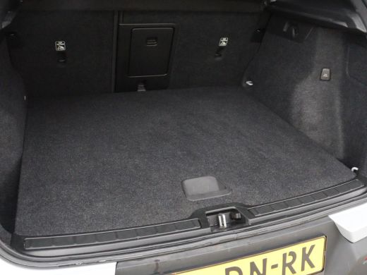 Volvo  XC40 1.5 T4 Plug-in hybrid R Design | Leder/Alcantara | Carplay | Navigatie | Parkeerverwarming | Keyl... ActivLease financial lease