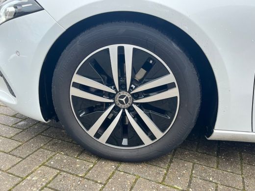 Mercedes-Benz A-Klasse 180 Luxury Line Panorama Dak | Alcantara Bekleding | LED | Widescreen | Camera | Navigatie | Park... ActivLease financial lease
