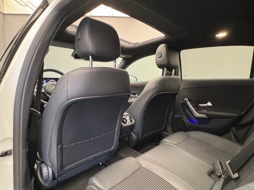 Mercedes-Benz A-Klasse 180 Luxury Line Panorama Dak | Alcantara Bekleding | LED | Widescreen | Camera | Navigatie | Park... ActivLease financial lease