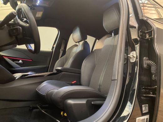 Peugeot 208 1.2 GT | Adap. Cruise C. | BLIS | Camera | St. Verwarming | Navi | 17" LMV | PDC V&A | CarPlay | ... ActivLease financial lease