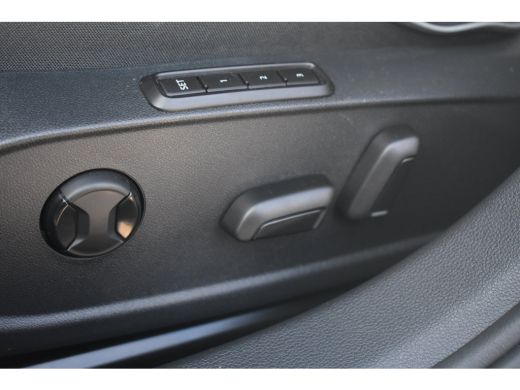 Volkswagen Golf GTE 272PK VERLENGDE GARANTIE | Vienna leder pakket | Head-up display | Schuif-kanteldak | Elektri... ActivLease financial lease