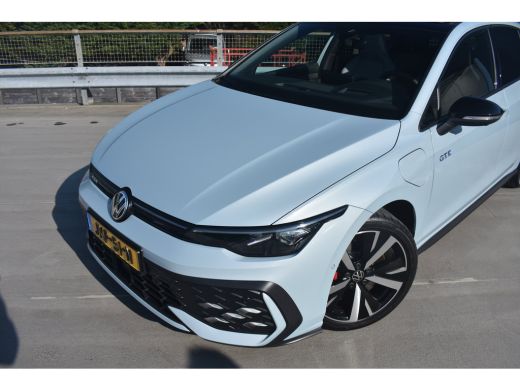 Volkswagen Golf GTE 272PK VERLENGDE GARANTIE | Vienna leder pakket | Head-up display | Schuif-kanteldak | Elektri... ActivLease financial lease