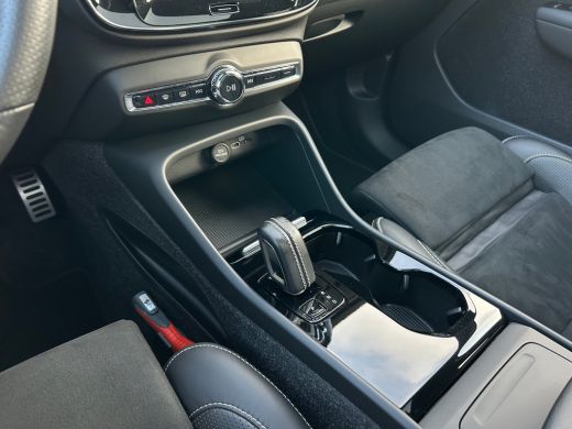 Volvo  XC40 Recharge P8 AWD R-Design | SoH 90% | Panoramadak | Trekhaak | Camera | ActivLease financial lease