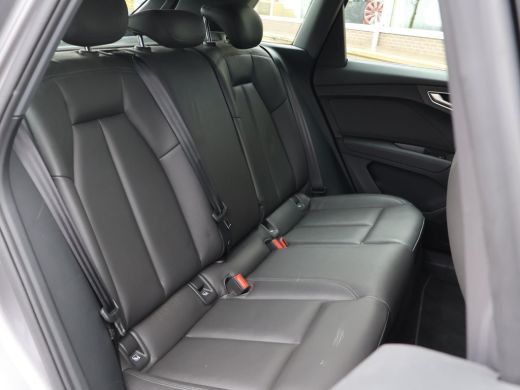 Audi Q4 e-tron 40 LAUNCH EDITION ADVANCED 77KWH + WEGKL. TREKHAAK | SPORTSTOELEN | ADAPTIVE CRUISE | CARPLAY | S... ActivLease financial lease