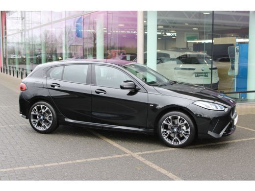 BMW 1 Serie 120 M Sport Automaat / Sportstoelen / Achteruitrijcamera ActivLease financial lease