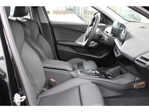 BMW 1 Serie 120 M Sport Automaat / Sportstoelen / Achteruitrijcamera ActivLease financial lease