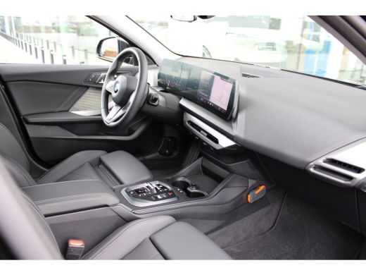 BMW 1 Serie 120 M Sport Automaat / Sportstoelen / Achteruitrijcamera ActivLease financial lease