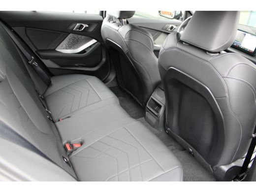 BMW 1 Serie 120 M Sport Automaat / Sportstoelen / Achteruitrijcamera ActivLease financial lease