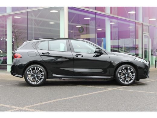 BMW 1 Serie 120 M Sport Automaat / Sportstoelen / Achteruitrijcamera ActivLease financial lease