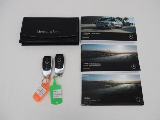 Mercedes-Benz C-Klasse 300e AMG | Panoramadak | 360 Camera | Stoelverwarming | Leder/Alcantara | Carplay | Sfeerverlicht... ActivLease financial lease