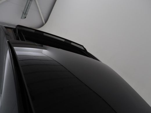 Mercedes-Benz C-Klasse 300e AMG | Panoramadak | 360 Camera | Stoelverwarming | Leder/Alcantara | Carplay | Sfeerverlicht... ActivLease financial lease