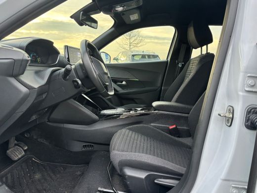 Peugeot e-2008 EV Active 54 kWh 54KWH! | Camera | All-Season banden | Navigatie | Carplay | Cruise | Climate | L... ActivLease financial lease