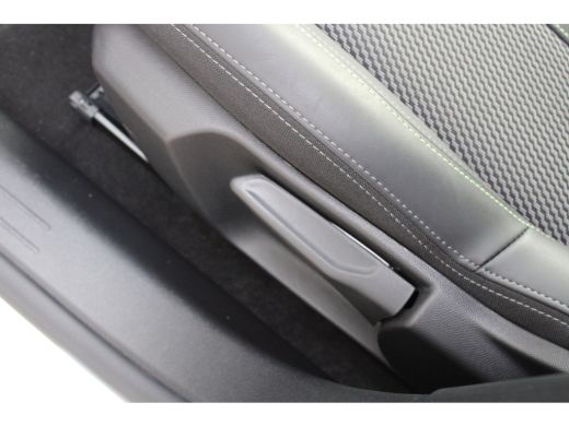 Peugeot e-208 EV GT 50 kWh | Fase 3 laden | Nieuw model | BTW | Navigatie | Camera voor + achter | ActivLease financial lease