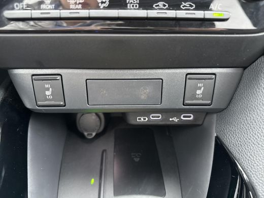 Toyota Yaris 1.5 Hybrid 115 Dynamic | Apple CarPlay/Android auto | Achteruitrijcamera | Comfort pack | Parkeer... ActivLease financial lease