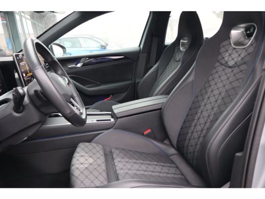 Volkswagen Passat Variant 1.5 eTSI R-Line Business | Achteruitrijcamera | Hill hold functie | Keyless entry ActivLease financial lease