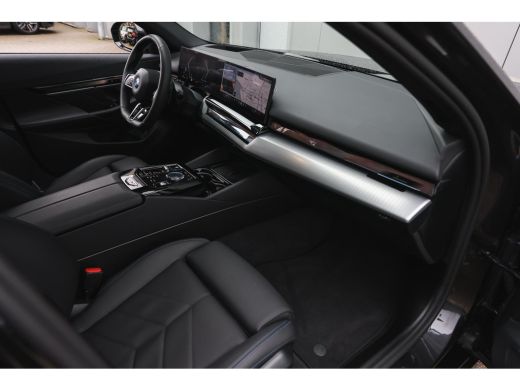 BMW 5 Serie Touring 530e M Sport Automaat / Panoramadak / Trekhaak / Stoelventilatie / M Sportonderstel / Com... ActivLease financial lease