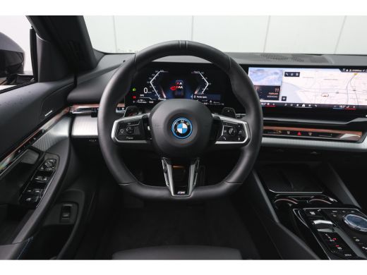 BMW 5 Serie Touring 530e M Sport Automaat / Panoramadak / Trekhaak / Stoelventilatie / M Sportonderstel / Com... ActivLease financial lease
