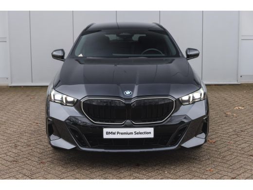 BMW 5 Serie Touring 530e M Sport Automaat / Panoramadak / Trekhaak / Stoelventilatie / M Sportonderstel / Com... ActivLease financial lease